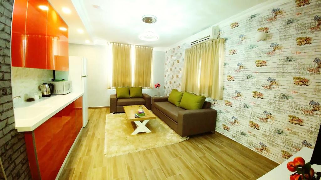 埃拉特城市公寓的客厅配有沙发和桌子