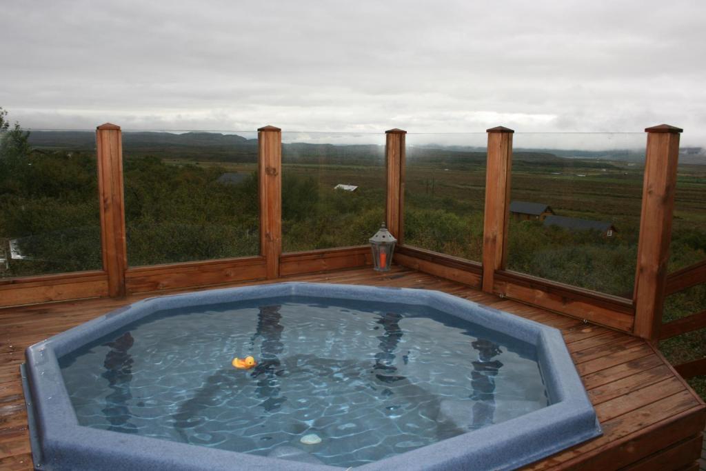 埃基斯蒂尔索尔巴基度假屋的观景甲板上的热水浴池