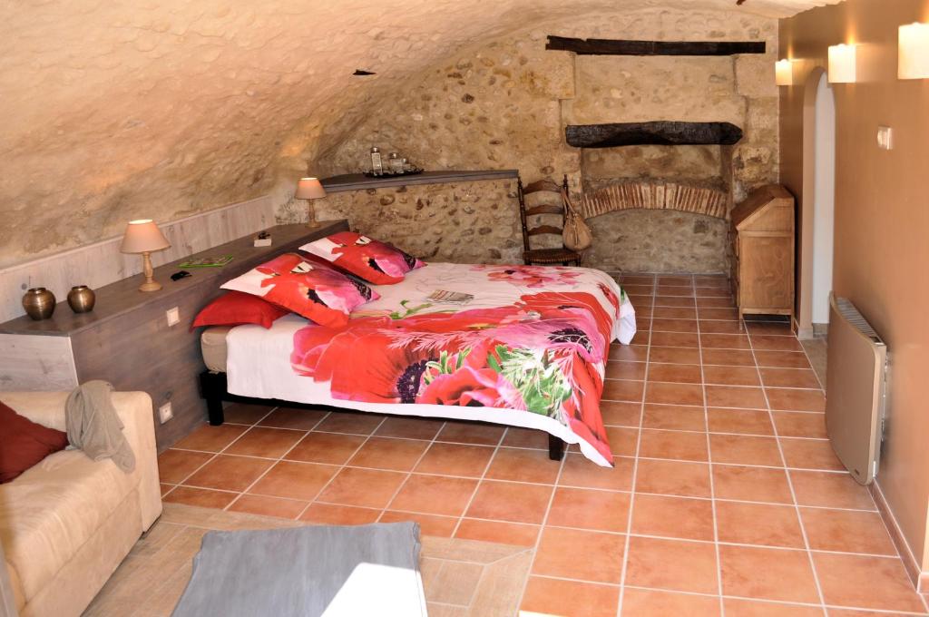 普罗旺斯地区阿莱马尼韦尔东宝石住宿加早餐旅馆的一间卧室配有一张床和一个沙发