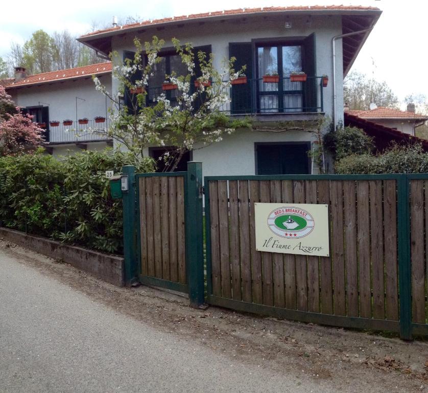卡斯泰莱托索普拉蒂奇诺Il Fiume Azzurro Home B&B的房屋,上面有栅栏