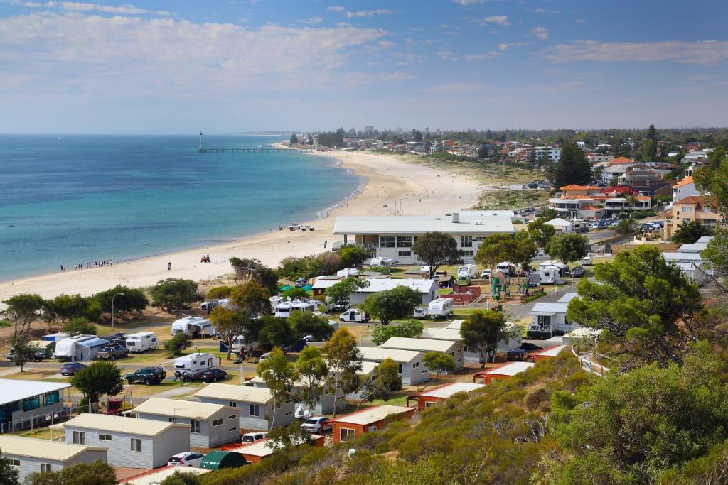 布赖顿Brighton Beachfront Holiday Park Adelaide的享有海滩和城镇的空中景致