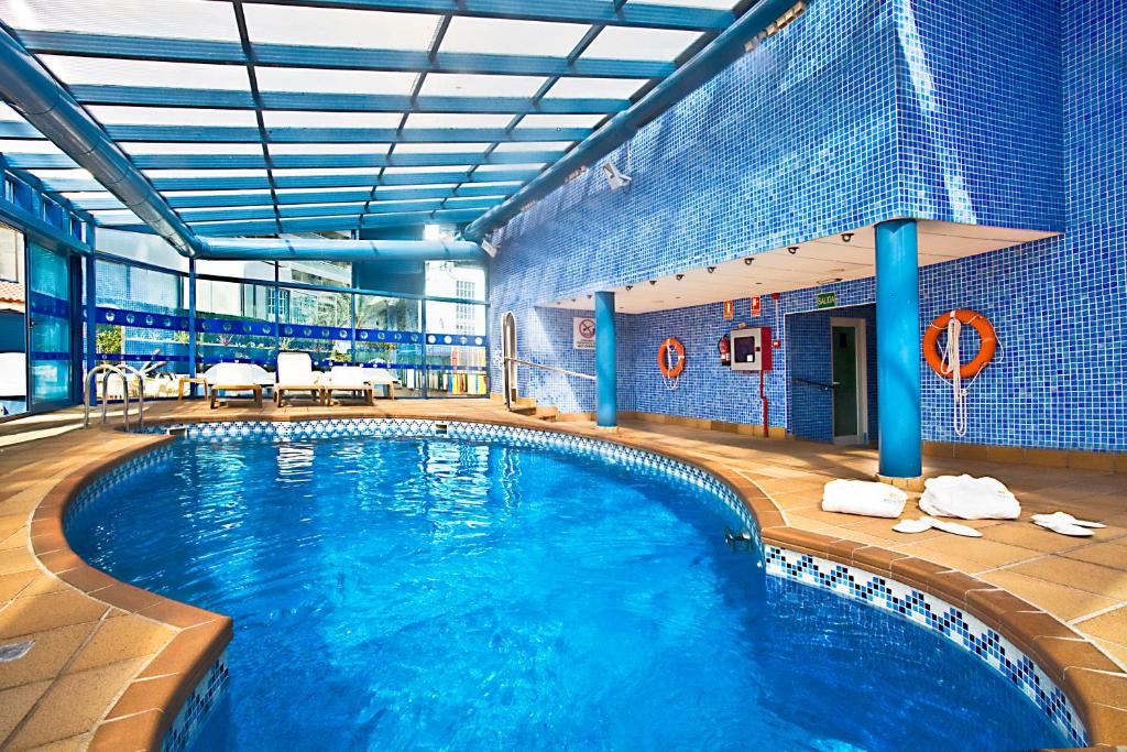 贝尼多姆马德里中心酒店的大型建筑中的大型游泳池