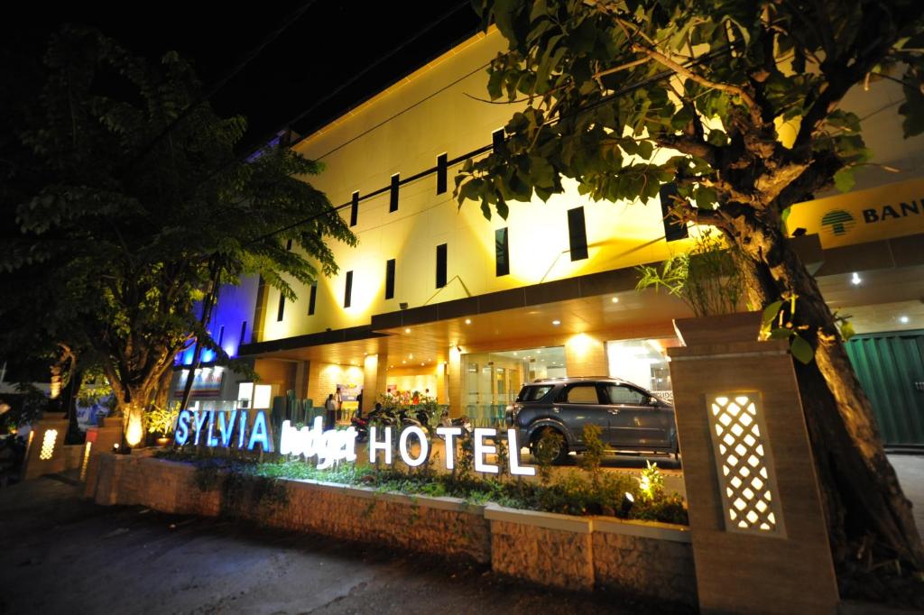 古邦西尔维亚经济酒店的一家在晚上有标志的酒店