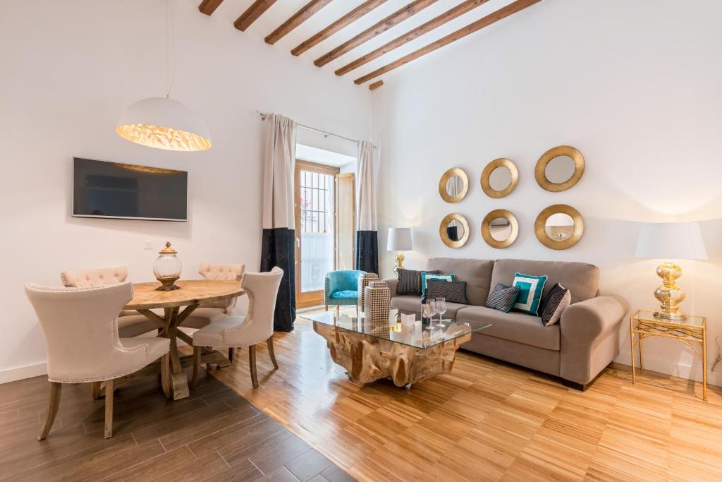格拉纳达BiBo Suites Oro del Darro的客厅配有沙发和桌子