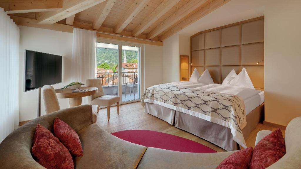 博纳杜斯Hotel Alte Post Bonaduz的酒店客房设有一张床和一个阳台。