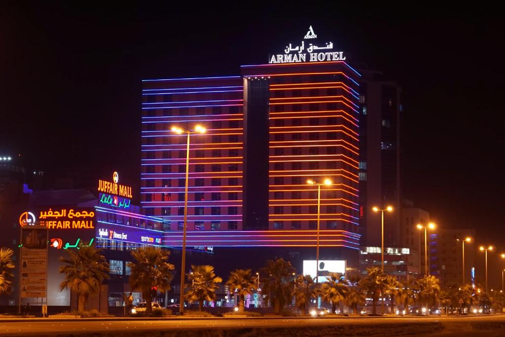 麦纳麦Arman Hotel Juffair Mall的夜间用蓝色点亮的阿克塔尔酒店