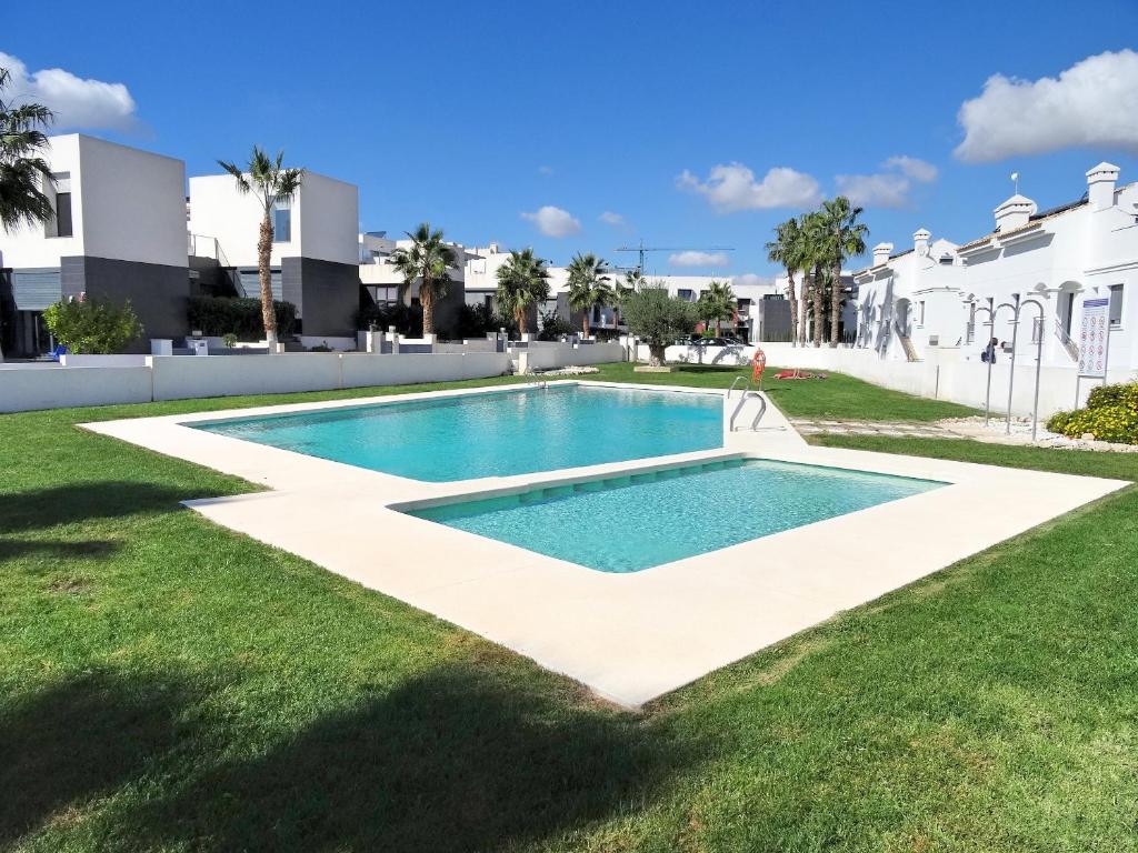 洛斯杜尔斯Apartment Orihuela Costa Golf 662的别墅庭院内的游泳池
