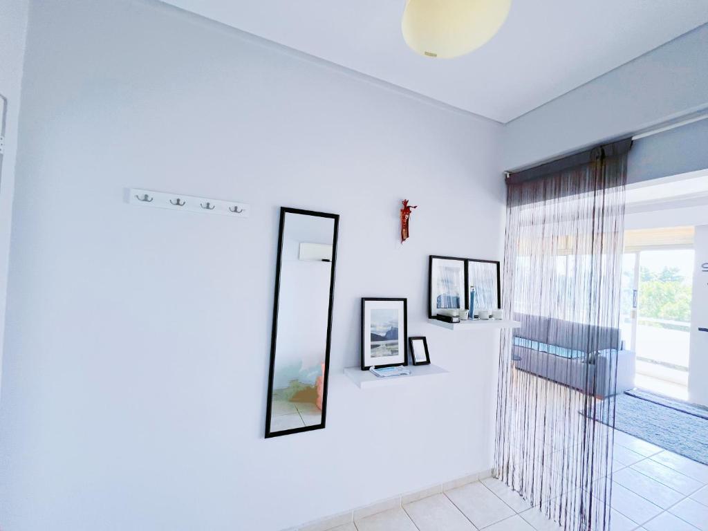 雅典Spacious 2BR by Floisvos Beach Saltwater Balcony的白色的客房设有镜子和窗户