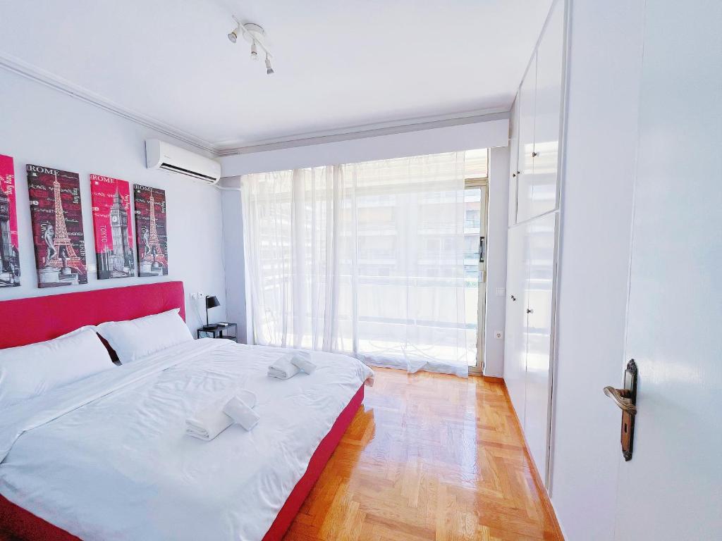 Spacious 2BR by Floisvos Beach Saltwater Balcony客房内的一张或多张床位