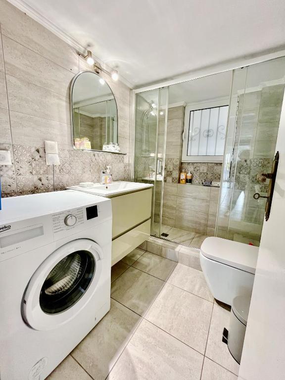 Spacious 2BR by Floisvos Beach Saltwater Balcony的一间浴室