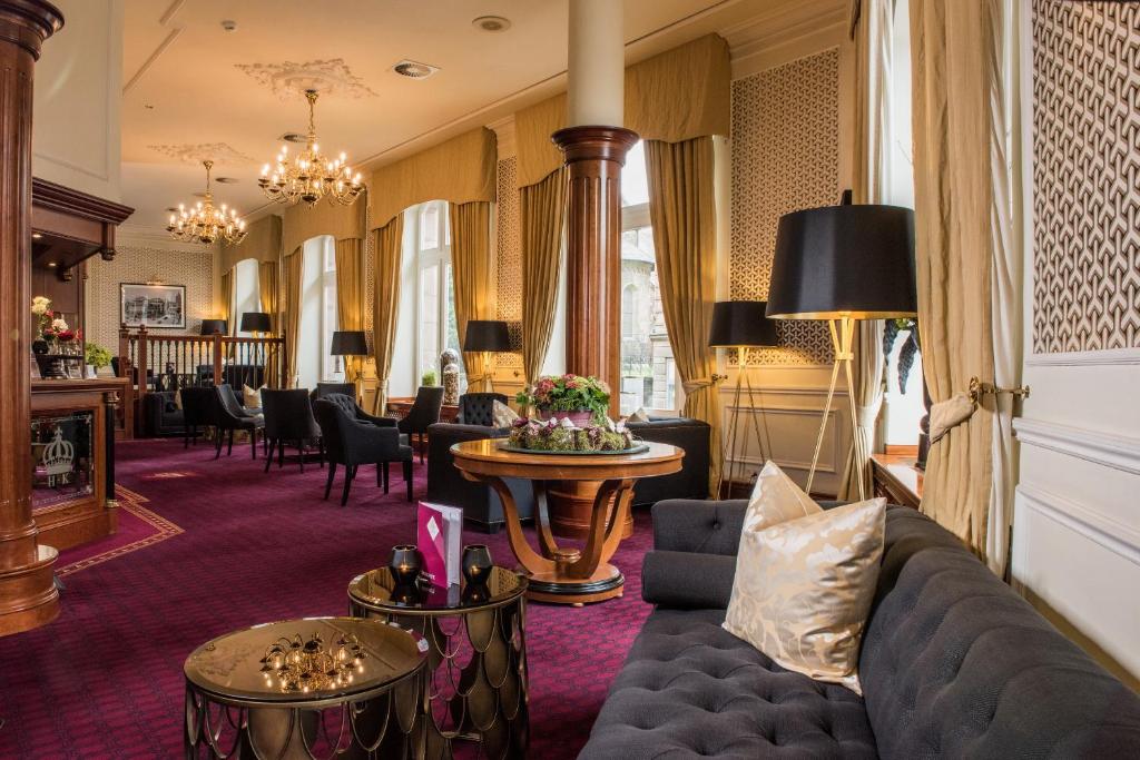 艾森纳赫埃森纳赫凯瑟霍夫酒店的客厅配有沙发和桌椅