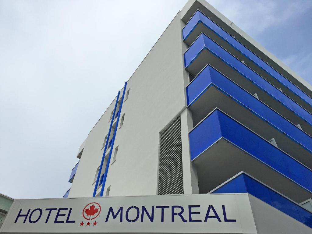 比比翁Hotel Montreal的大楼前的蒙特里尔标志
