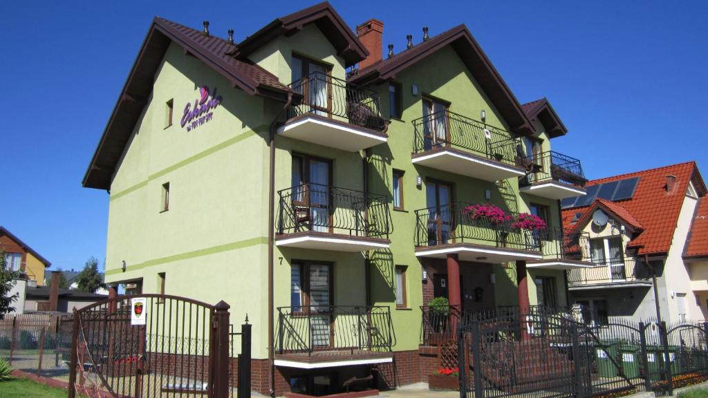 弗瓦迪斯瓦沃沃Willa Eskada的带阳台的绿色白色建筑