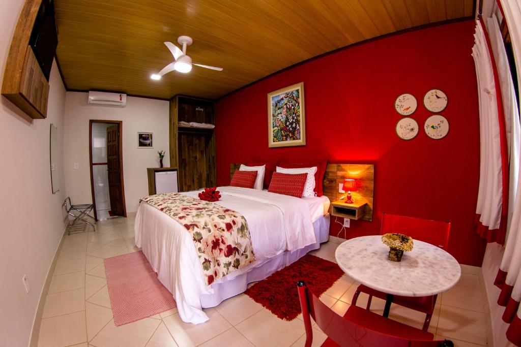 佩德拉阿祖尔奥格尼卡庄园旅馆的一间卧室设有一张床和红色的墙壁