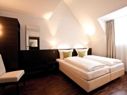 凯撒斯劳滕劳特巴赫艺术酒店的卧室配有白色的床和镜子