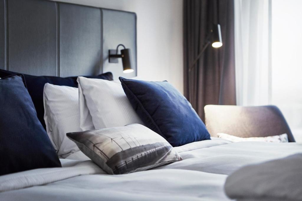 马尔默维尤品质酒店的一张带蓝色和白色枕头的床