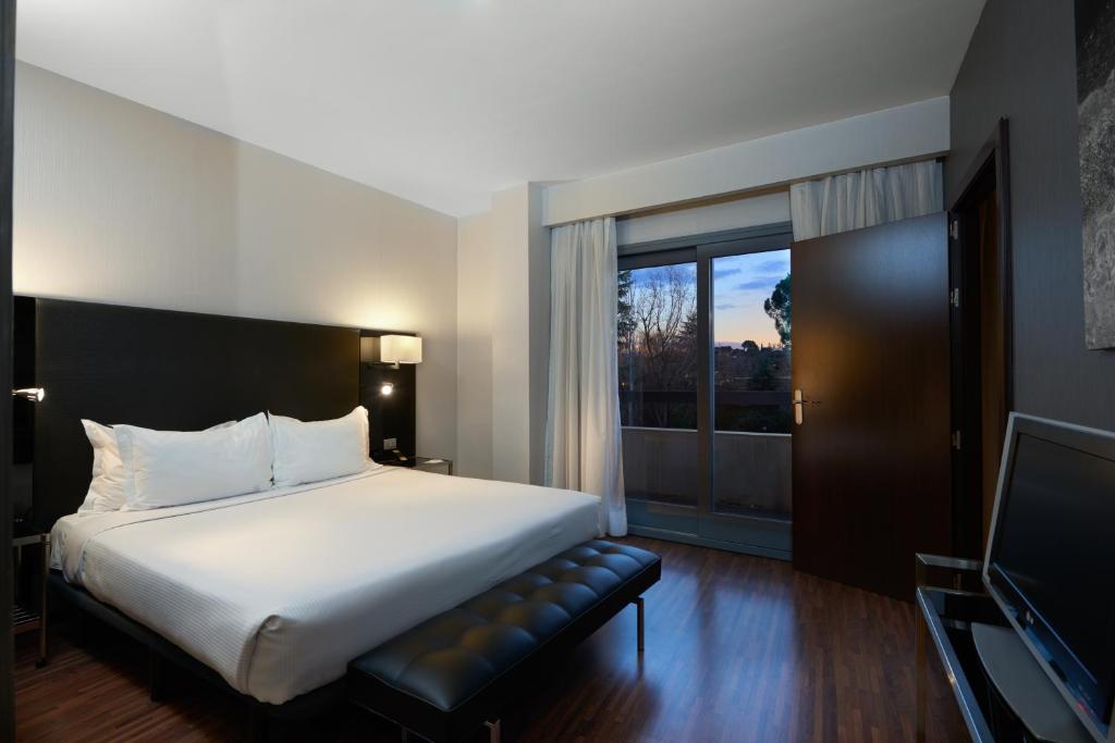马德里蒙蒂雷亚尔欧洲之星的酒店客房,配有床和电视