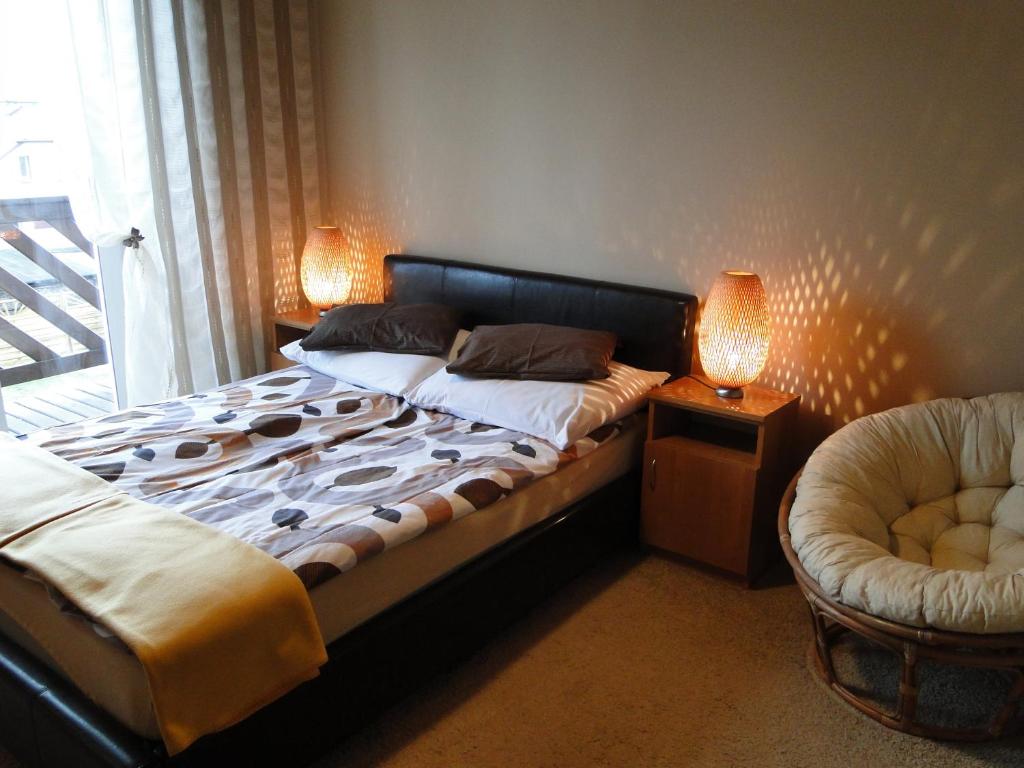 弗瓦迪斯瓦沃沃Kwatera prywatna Hanna的一间卧室配有一张大床和一把椅子