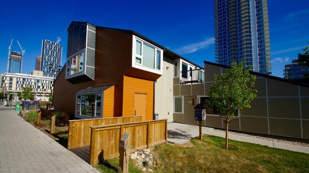 卡尔加里HI Calgary City Centre - Hostel的一条城市街道上带橙色门的房子