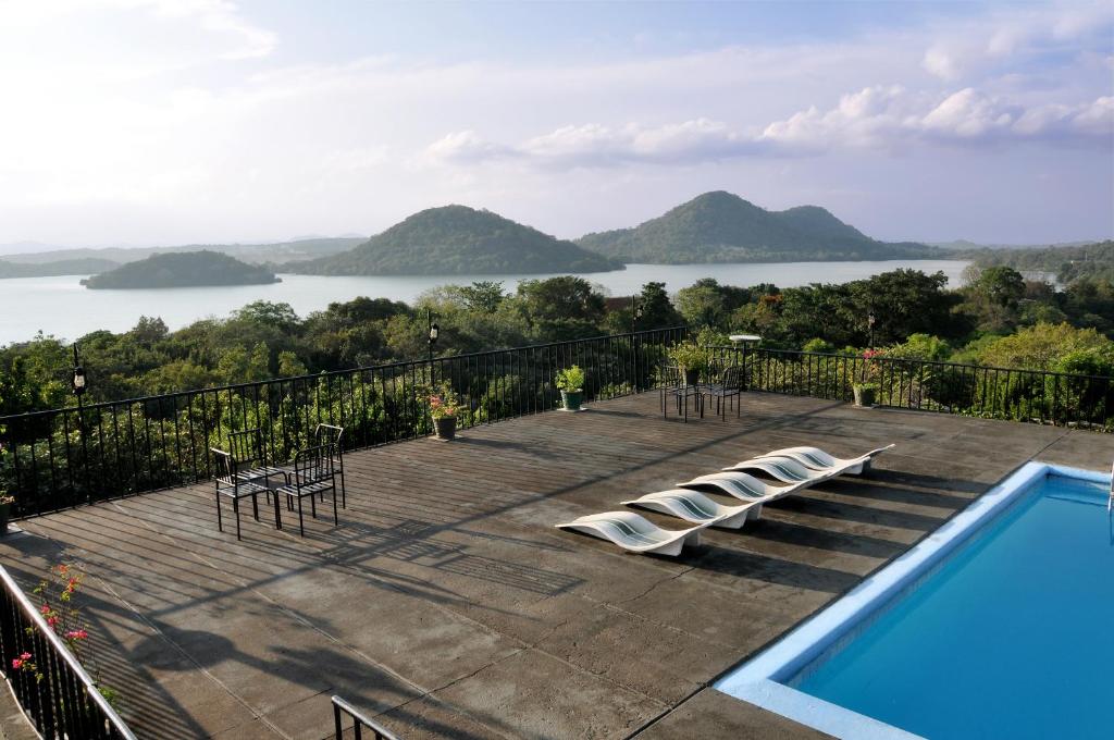 波隆纳鲁沃吉利托酒店的一个带游泳池并享有水景的庭院