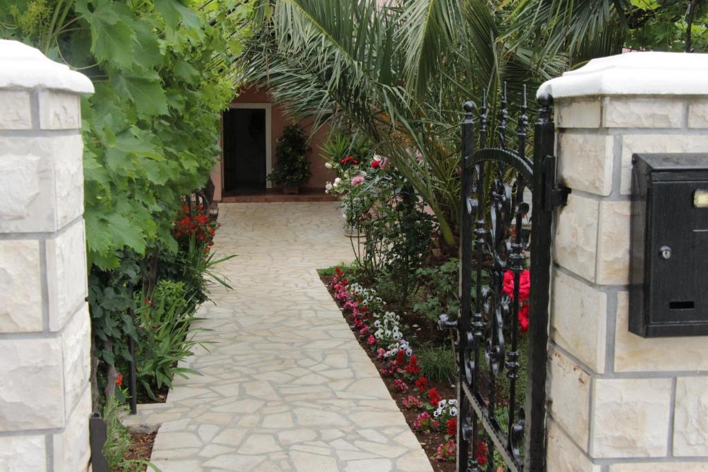 扎达尔Apartments Petani的花卉和植物花园的大门