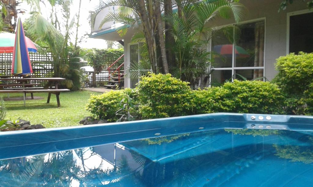 拉罗汤加森特尔汽车旅馆的房屋前的游泳池