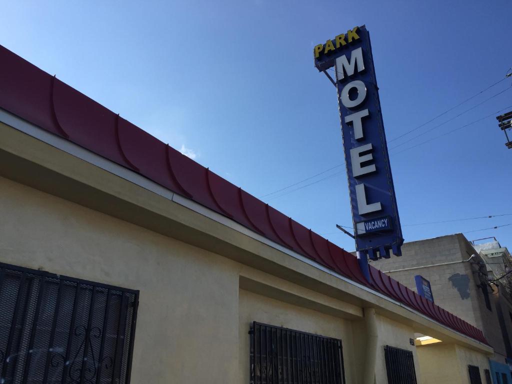 洛杉矶帕克汽车旅馆的电影院旁边的一个标志