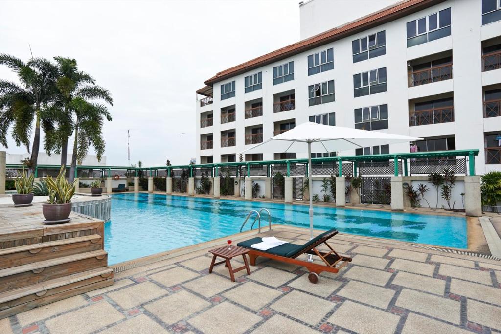 曼谷拉维法公寓的一座带游泳池和大楼的酒店