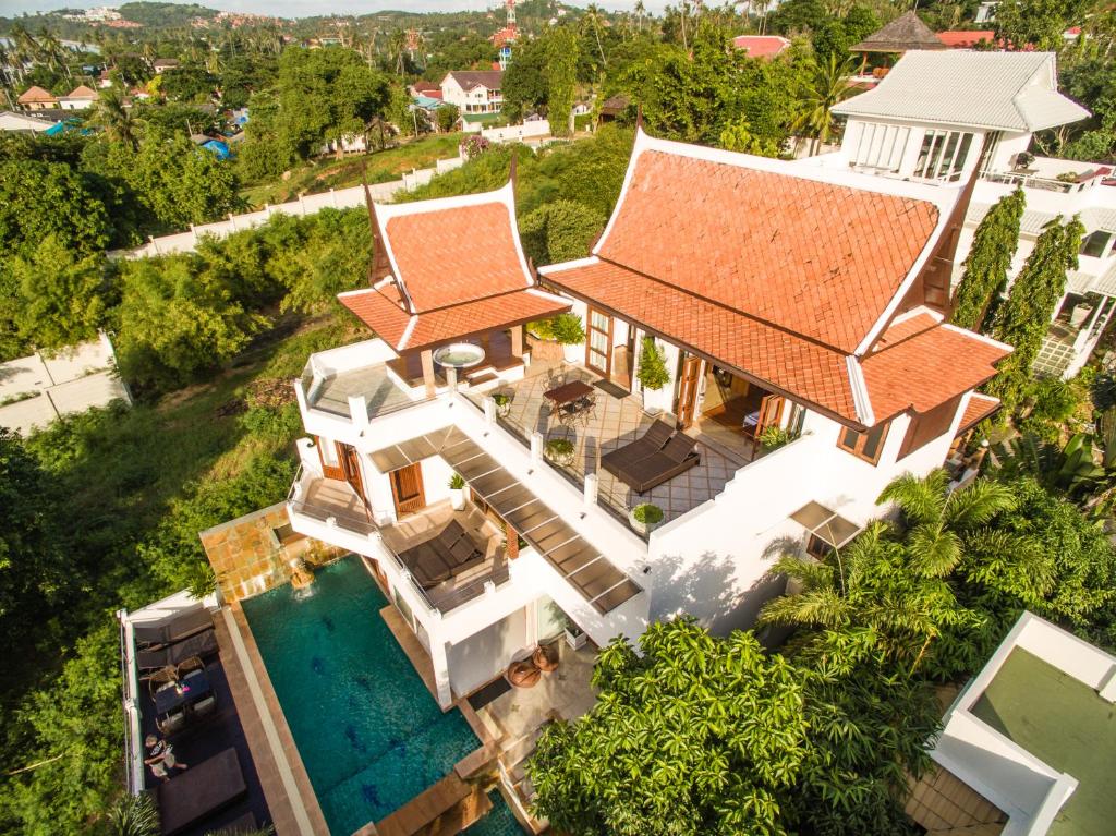 班拉克海滩Villa Melitta, Pool, Beach, 360-SeaViews, 6-bed Thai Luxury on Best Location in Samui的享有带游泳池的房屋的空中景致