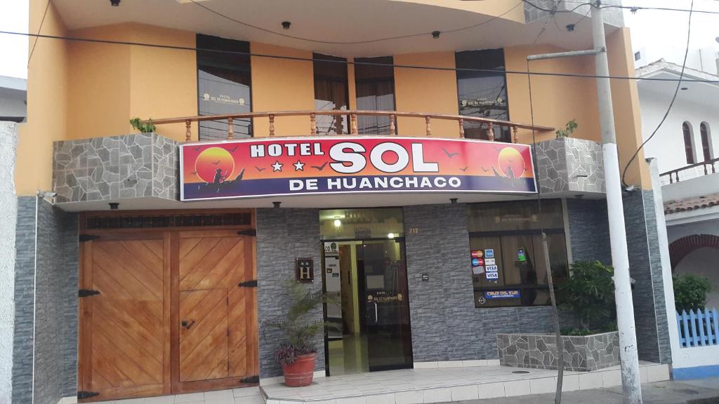 万查科Hotel Sol de Huanchaco的大楼前的旅馆