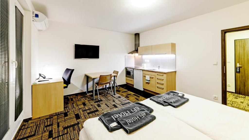 布尔诺eFi Palace Hotel的酒店客房带两张床和厨房