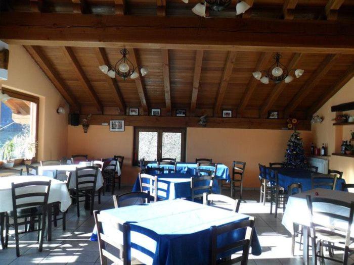 HoneRistoro Saint Roch的用餐室配有桌椅和圣诞树