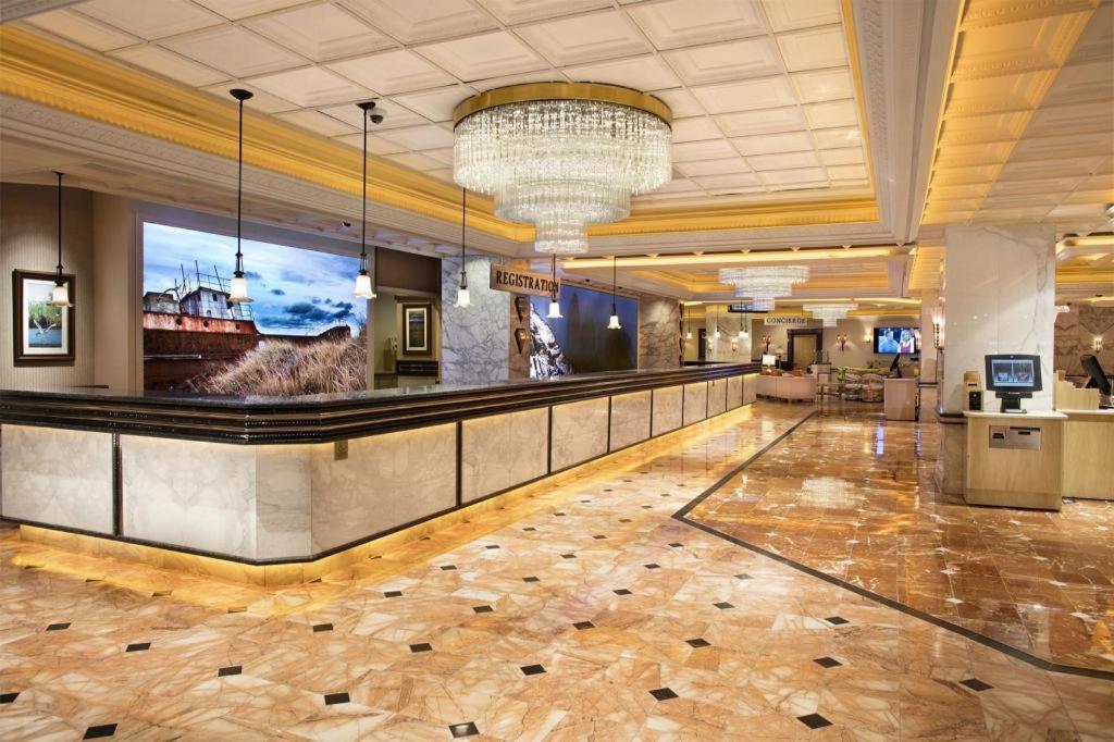 里诺Peppermill Resort Spa Casino的酒店大堂,中间设有一间酒吧