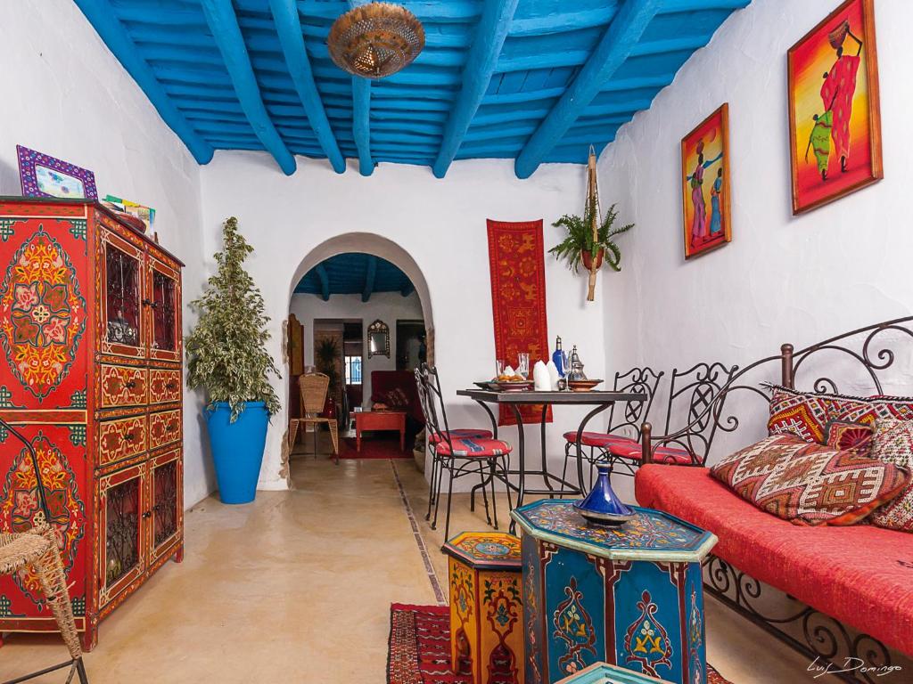 查兹拉德拉谢拉La Andalusi的客厅配有沙发和桌子