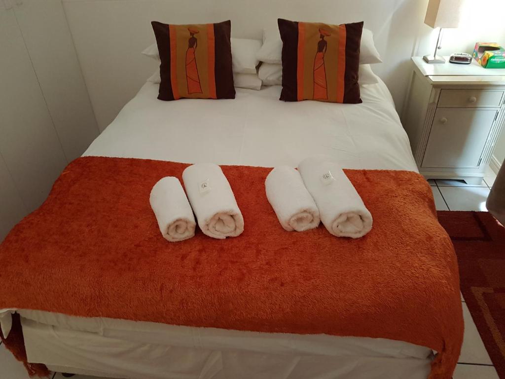 开普敦布莱德科林运动新地酒店的酒店客房,配有带毛巾的床