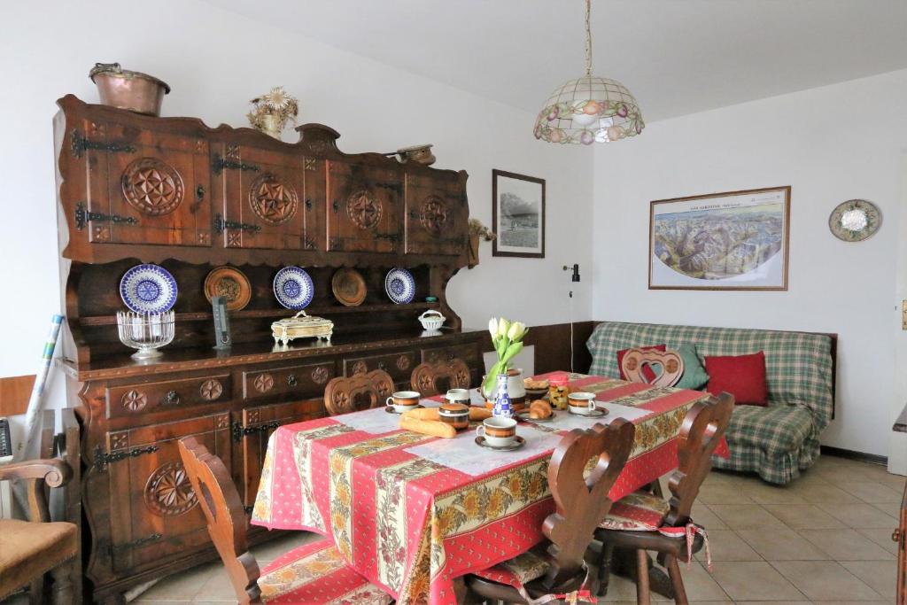 恩特拉奎House I Cardi by Holiday World的一间带桌子和大型木制橱柜的用餐室
