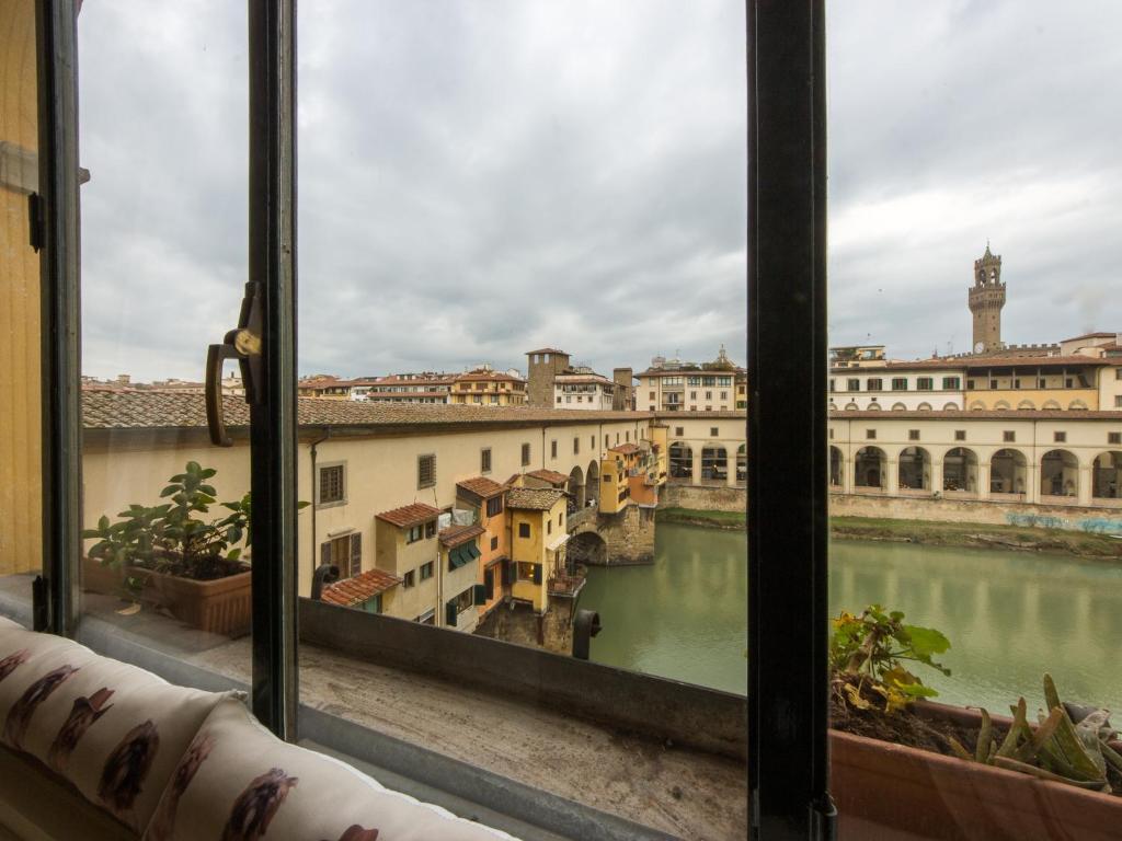 佛罗伦萨Charming Suite Ponte Vecchio View的从窗户可欣赏到城市美景