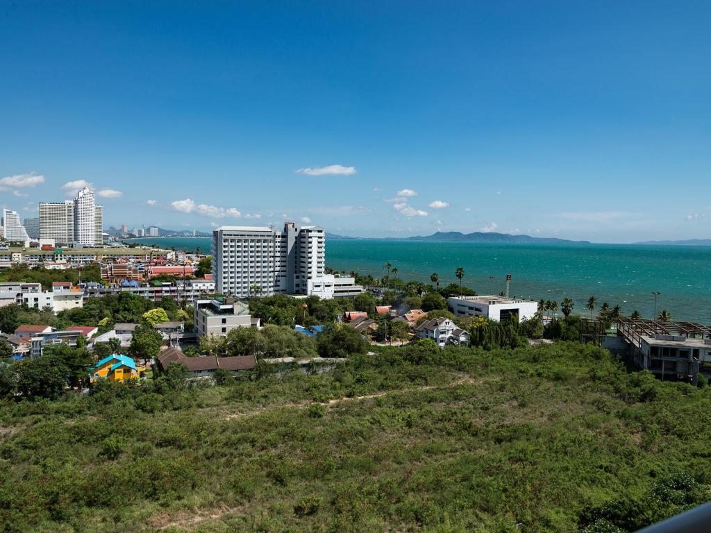 乔木提恩海滩Jomtien Beach Condominium S1 by Olga的享有海洋和建筑的城市美景