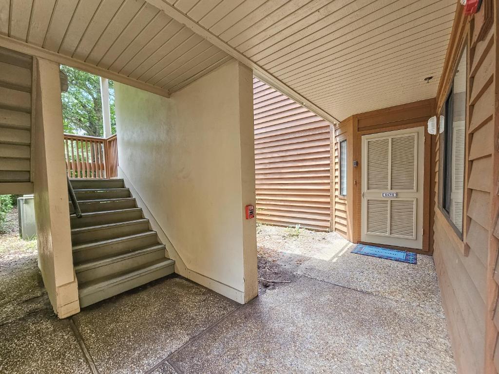 默特尔比奇Serene 2 bed, 2 bath lodge, with amenities, 101AC lodge的有楼梯的房子的楼梯
