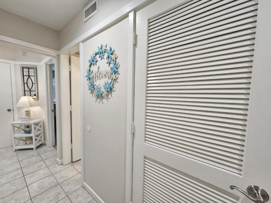 默特尔比奇Serene 2 bed, 2 bath lodge, with amenities, 101AC lodge的有带百叶窗的门的房间
