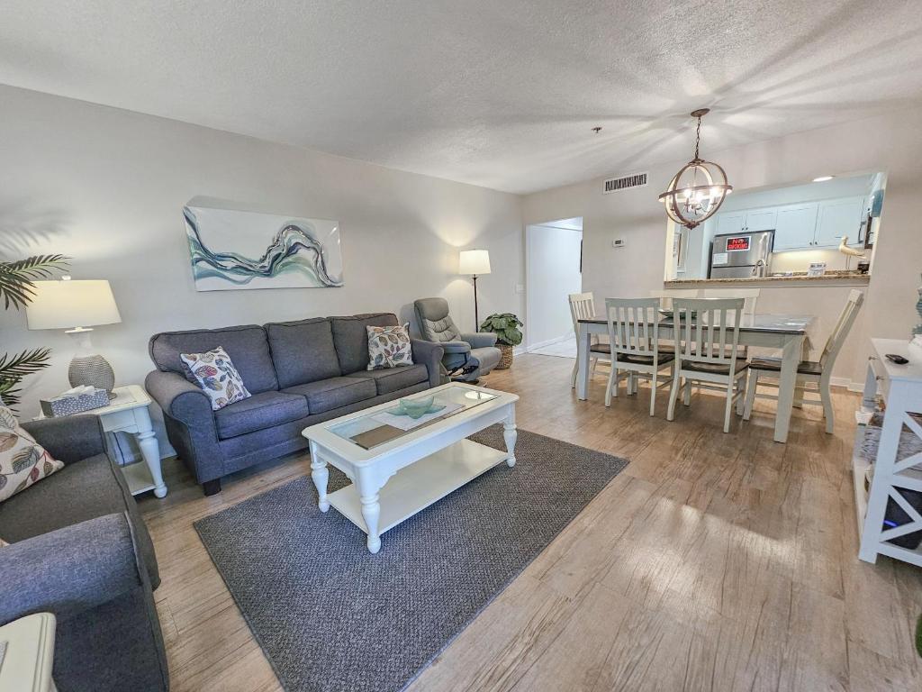 默特尔比奇Serene 2 bed, 2 bath lodge, with amenities, 101AC lodge的带沙发和桌子的客厅
