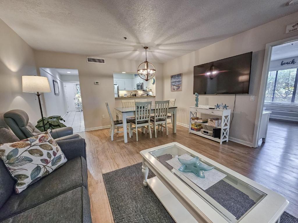 Serene 2 bed, 2 bath lodge, with amenities, 101AC lodge的休息区