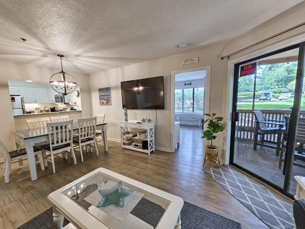 Serene 2 bed, 2 bath lodge, with amenities, 101AC lodge的电视和&#47;或娱乐中心