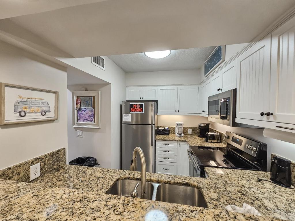 Serene 2 bed, 2 bath lodge, with amenities, 101AC lodge的厨房或小厨房