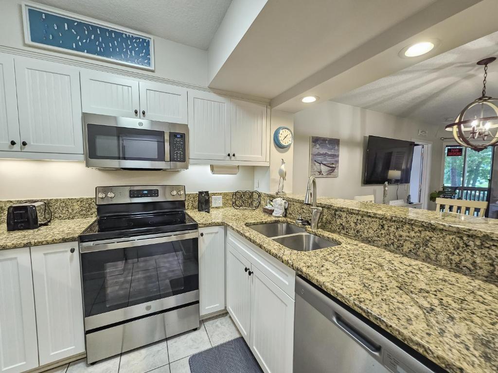 Serene 2 bed, 2 bath lodge, with amenities, 101AC lodge的厨房或小厨房
