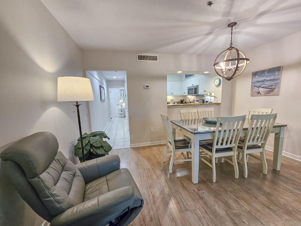Serene 2 bed, 2 bath lodge, with amenities, 101AC lodge的休息区