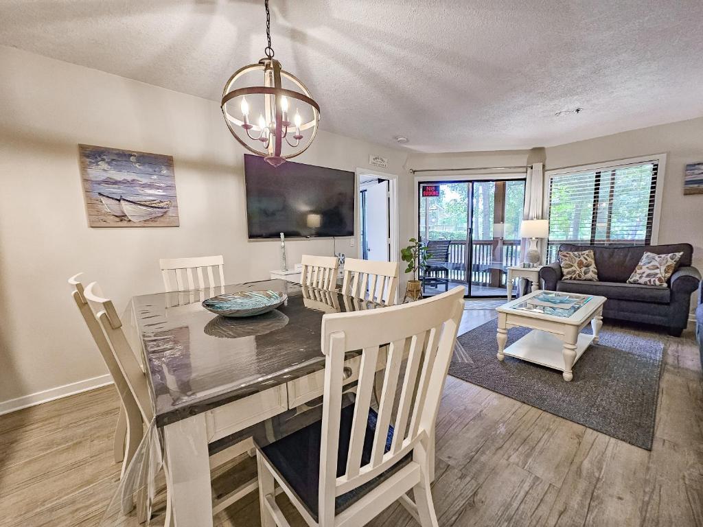 Serene 2 bed, 2 bath lodge, with amenities, 101AC lodge的休息区