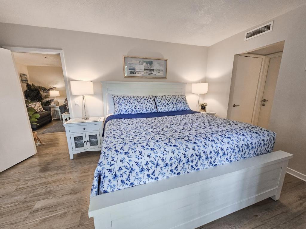 Serene 2 bed, 2 bath lodge, with amenities, 101AC lodge客房内的一张或多张床位