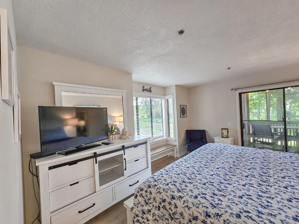 Serene 2 bed, 2 bath lodge, with amenities, 101AC lodge客房内的一张或多张床位