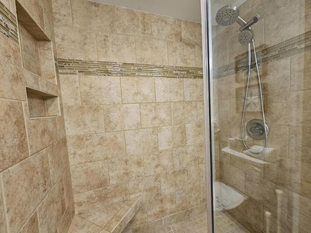 Serene 2 bed, 2 bath lodge, with amenities, 101AC lodge的一间浴室